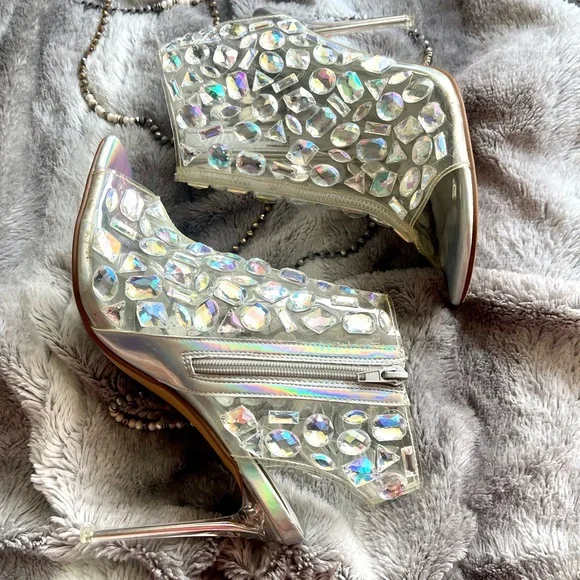 Elegant Silver and Rhinestone Stiletto Heels - Picture 5 of 9